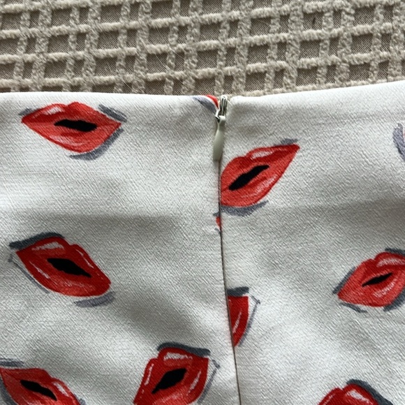 Zara White Mini Skirt with Red Lips Print - Picture 4 of 5